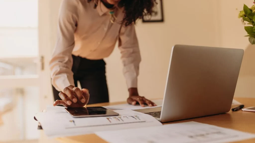 Entrepreneur à Dubaï analysant le coût de sa licence commerciale