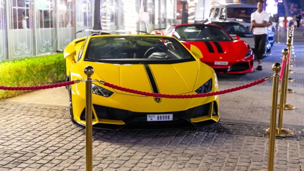 Louer une voiture à Dubaï : guide expatriés et touristes. 1 Voitures de luxe garées à Dubaï devant un restaurant, idéales à louer pour un séjour haut de gamme