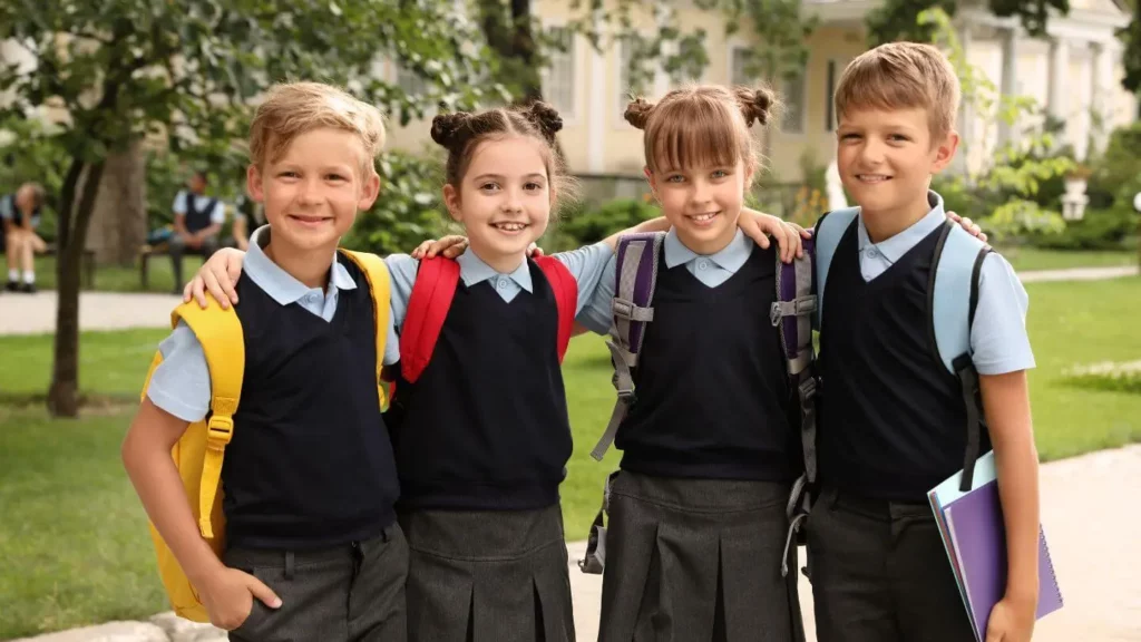 Enfants en uniforme scolaire représentant l’investissement des familles pour les écoles internationales à Dubaï