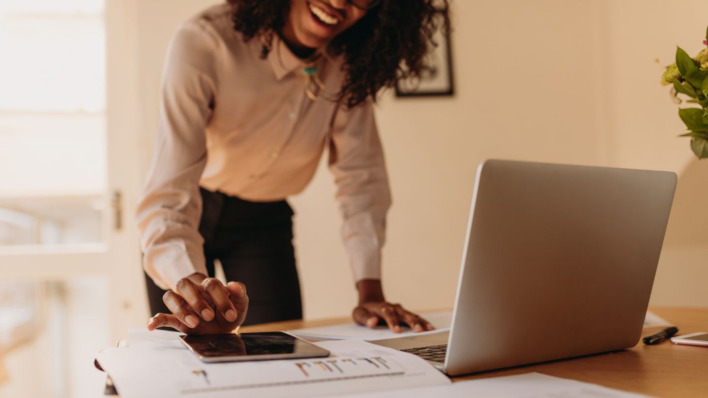 Investisseur calculant le coût et les bénéfices financiers du golden visa de 10 ans à Dubaï avec des dirhams et des graphiques