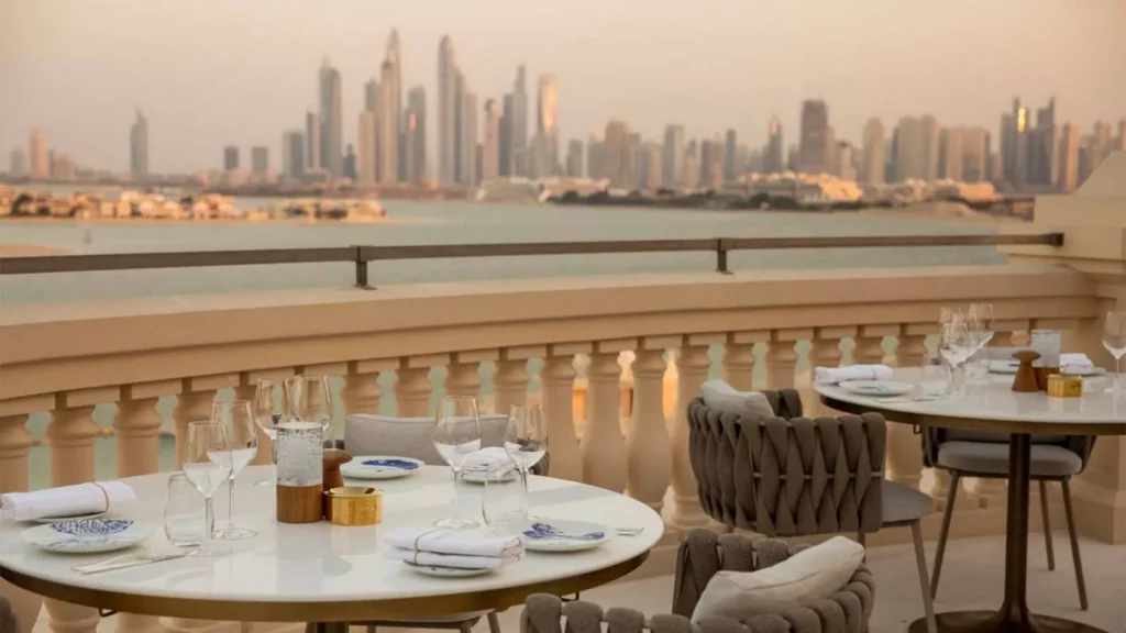 Terrasse de restaurant à Dubaï avec vue sur les gratte ciel, illustrant le budget sorties et loisirs