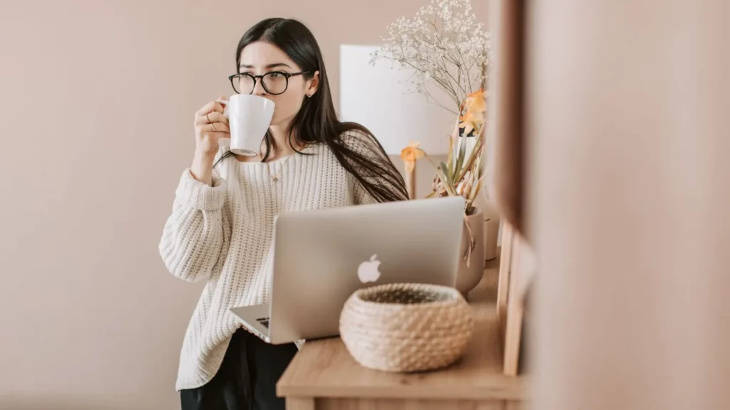Freelance à Dubaï travaillant sur son ordinateur portable depuis chez elle