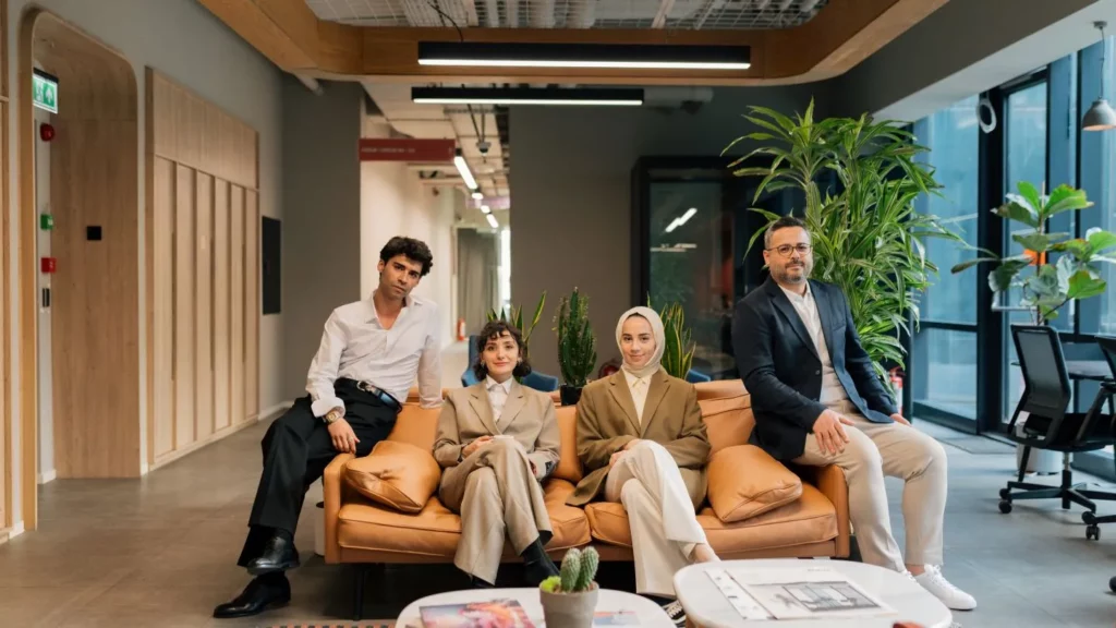 Freelances et entrepreneurs dans un espace de coworking moderne à Dubaï