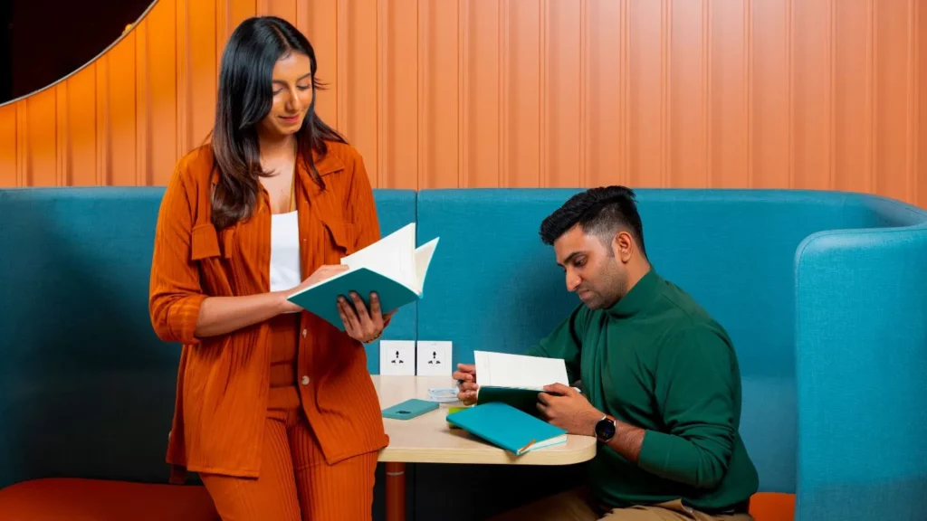 Freelances à Dubaï lisant le guide freelance de Clemenceau Group