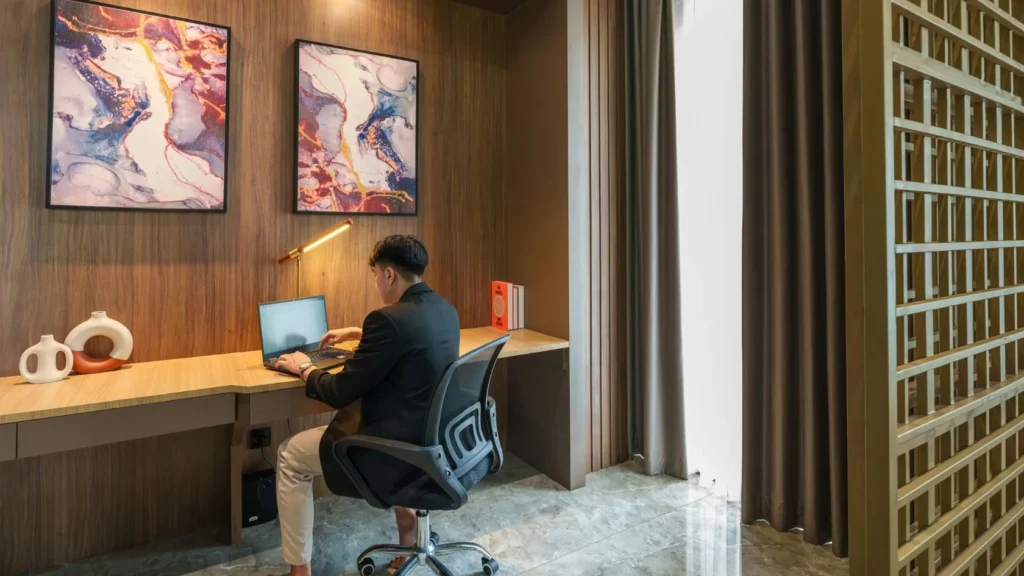 Expatrié à Dubaï calculant son budget mensuel au-delà de l’absence d’impôts