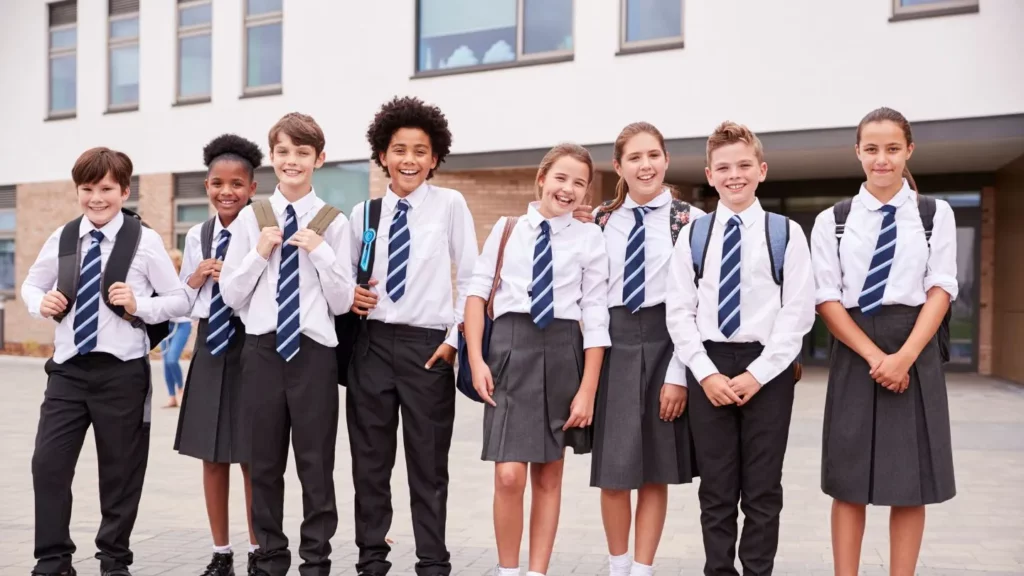 Enfants en uniforme scolaire illustrant le coût de l’éducation pour les familles à Dubaï
