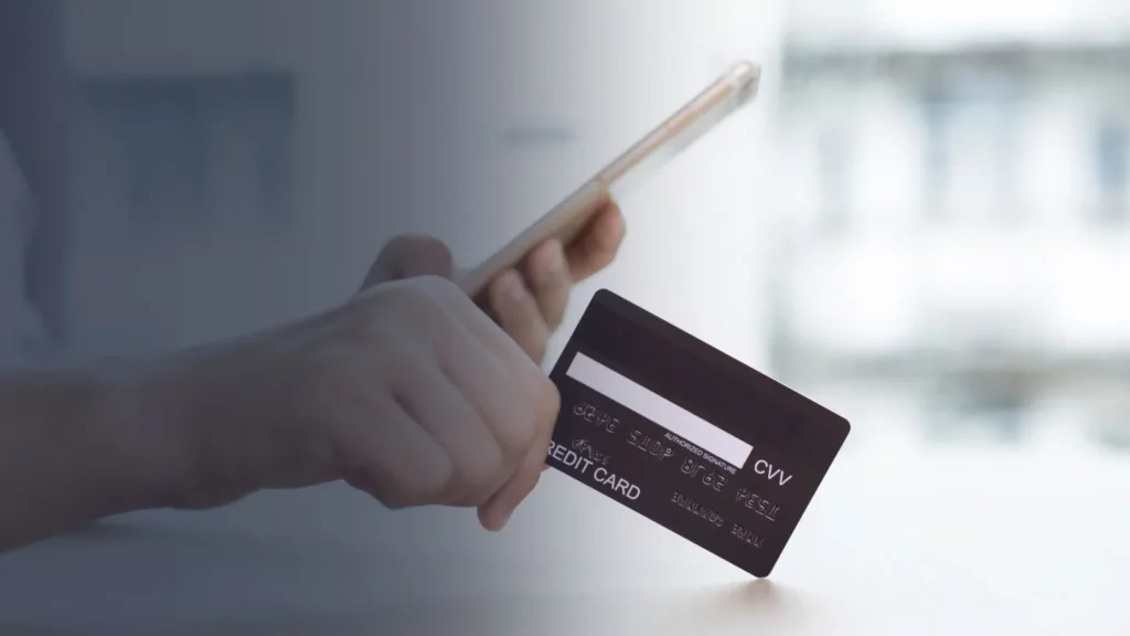 Expatrié qui sa reçu sa carte bancaire après l'ouverture de son compte bancaire à Dubai