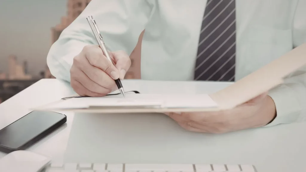 Banquier qui verifie les documents d'un expatrier a dubai qui ouvre un compte