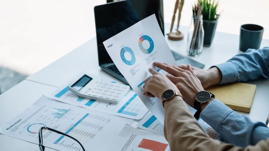 Entrepreneur analysant les seuils d’enregistrement à la TVA à Dubaï sur un tableau de chiffres