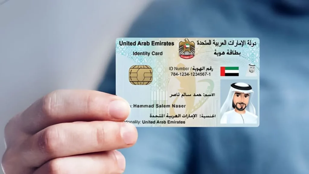 Carte Emirates ID tenue en main après obtention du visa de résidence à Dubaï