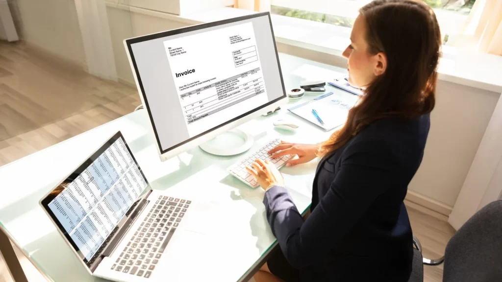 Entrepreneur vérifiant ses factures pour être conforme à la TVA à Dubaï