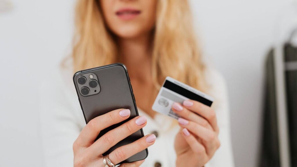 Forfait mobile à Dubaï : quelle option choisir en 2026 ? 3 Vacancière qui veut acheter un pass voyage de son operateur européen