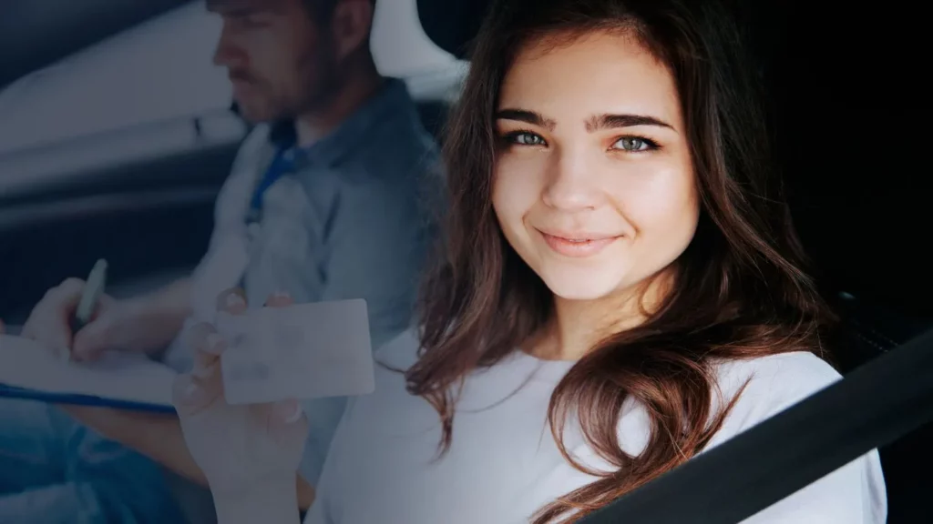 jeune fille qui a obtenu son permis de conduire à Dubaï