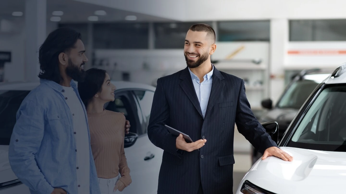 acheter une voiture à Dubai, des expatriés visitent une concession de voiture